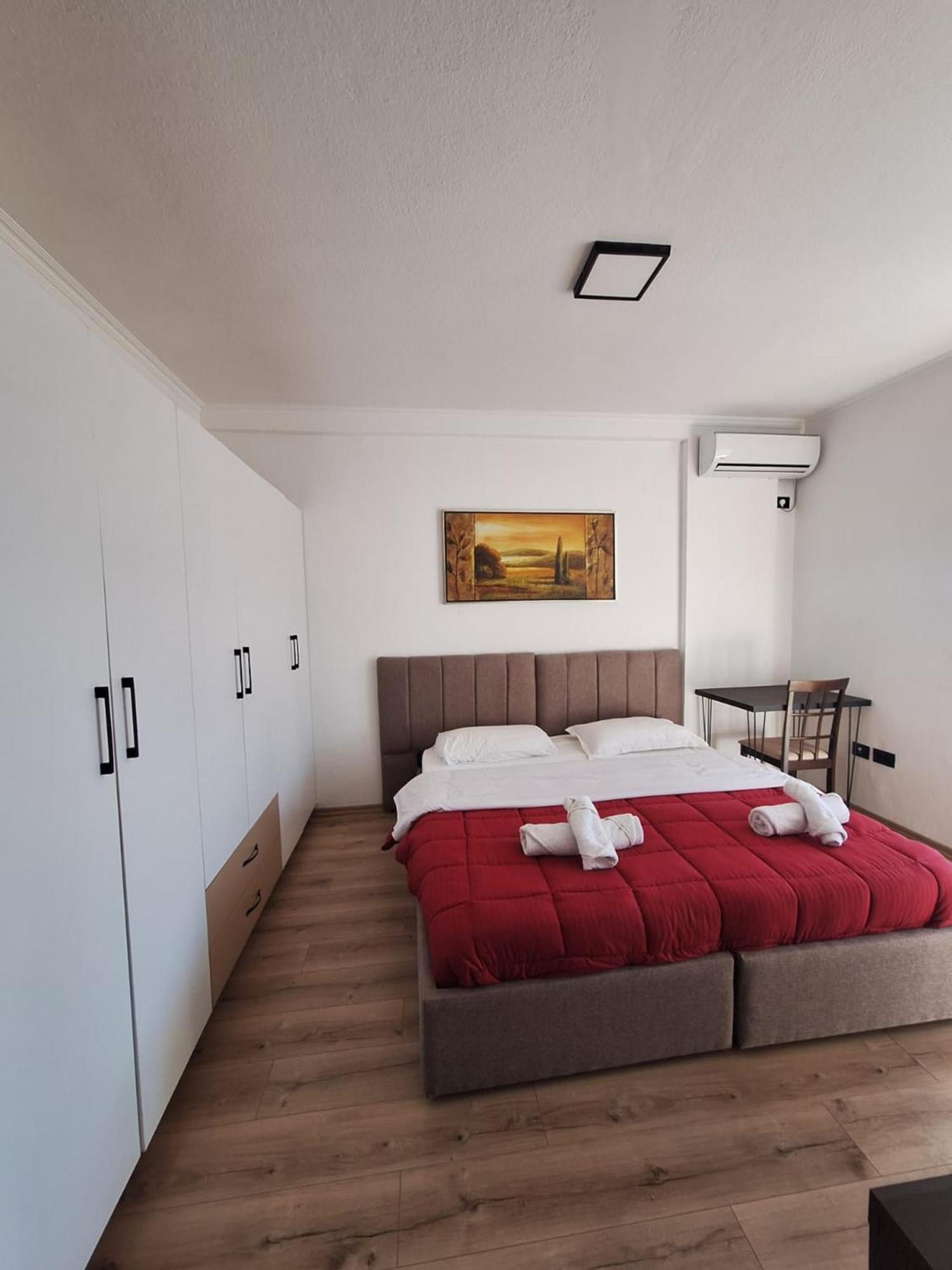 Albania Apartment Near Tirana City Center Double Or Twin Bed Dış mekan fotoğraf